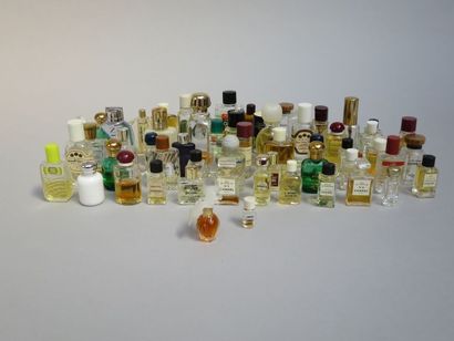 null Divers parfumeurs : fort lot de 85 échantillons et miniatures de parfums, certains...