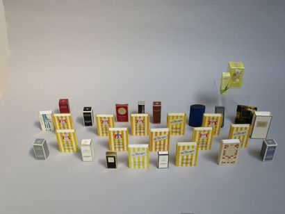 null Divers parfumeurs : lot de trente échantillons de parfums pleins avec leurs...