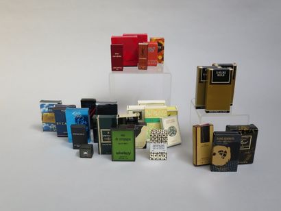 null Divers parfumeurs : lot de trente échantillons de parfums pleins avec leurs...