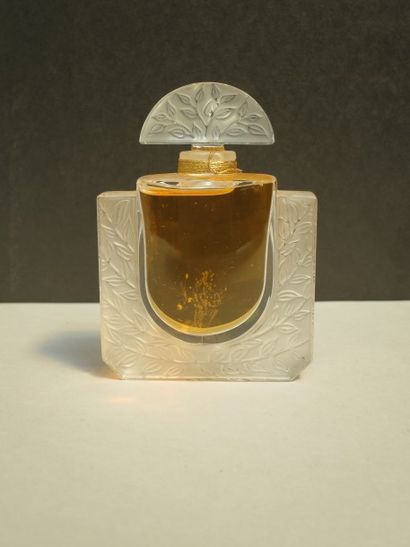 null Lalique parfums - Chevrefeuille - Flacon en cristal incolore et dépoli à décor...