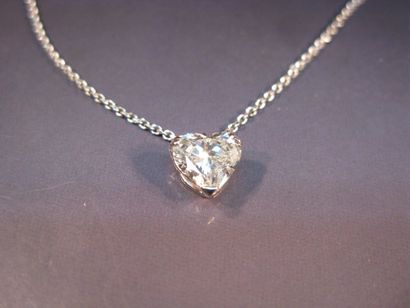 null Pendentif en or gris serti d'un diamant taillé en coeur de 1.70 carats environ....