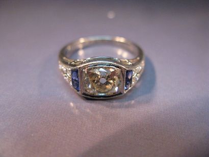 null Bague en platine sertie d'un diamant coussin taille ancienne de 1.50 carat environ,...