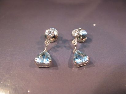 null Paire de pendants d'oreilles en or gris chacune est serti de deux diamants taille...