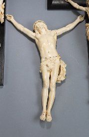 Grand CHRIST en ivoire sculpté, pieds joints,...