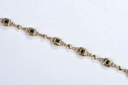 null Fin bracelet articulé en or jaune 18K à neuf éléments carrés sertis de saphirs...