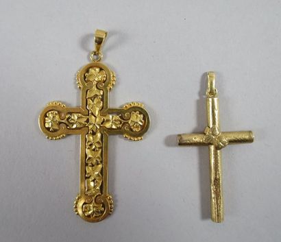Deux pendentifs croix en or jaune 18K, l'une...