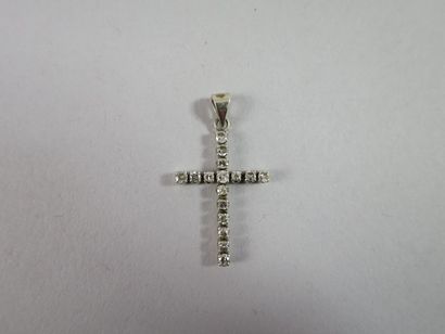 null Petite croix pendentif en or gris 18K sertie de seize petits diamants. Haut....