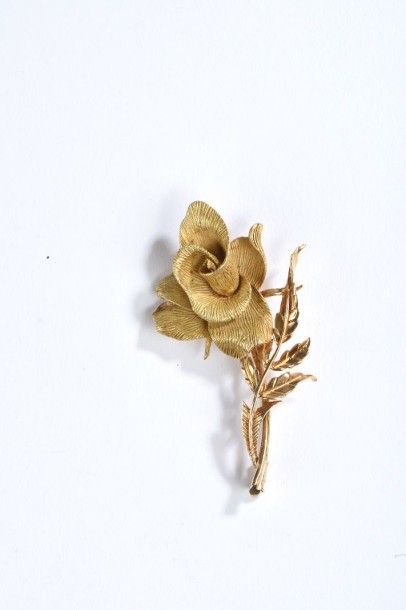 null Broche en forme de rose en or jaune et rose 18K, la fleur striée. Haut. : 6...