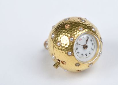 null Petite montre boule formant pendentif, en or jaune 18K martelé et piqué de demi-perles...