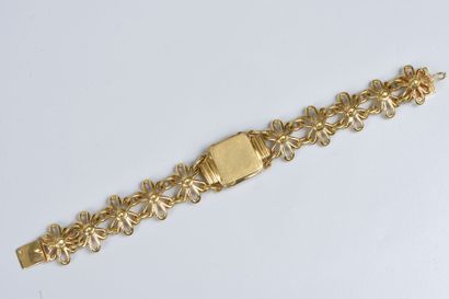 null Bracelet en or jaune 18K à maillons articulés en forme de fleurs stylisées ajourées,...