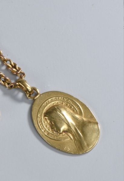 null Médaille de baptême ovale et chaîne en or jaune 18K (fermoir accidenté). Long....