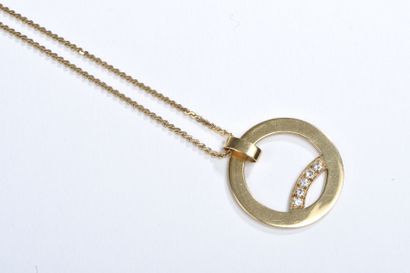 null DINH VAN. Pendentif cercle en or jaune 18K et ligne de cinq diamants taille...