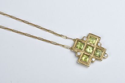 null Croix byzantine en or jaune 18K sertie de cinq péridots carrés et cinq petits...