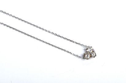 null Pendentif cœur à trois diamants et chaîne en or gris 18K. Long. : 48 cm - Poids...