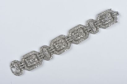 null Bracelet articulé en or platine, composé de motifs rectangulaires à pans coupés...