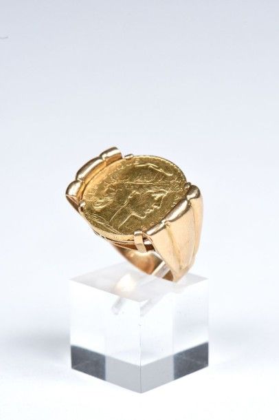 null Bague en or jaune 18K, à décor de godrons, ornée d'une pièce de vingt Francs...