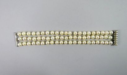 Bracelet à trois rangs de perles de culture...