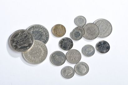 null Trois pièces de dix Francs en argent à l'Hercule. Poids : 74 g On joint treize...
