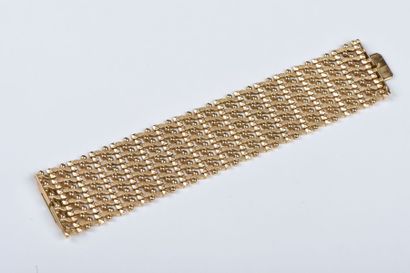 null Bracelet ruban en or jaune 18K à maillons guillochés ronds ou en pointes de...