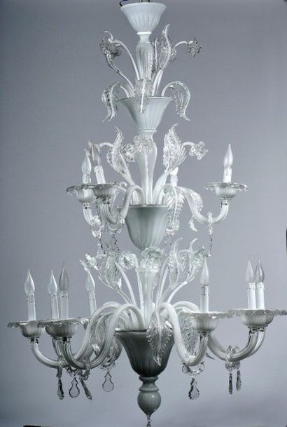 null Grand lustre à douze bras de lumières en console en verre blanc et clair à coupes...