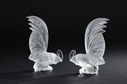 null LALIQUE France. Deux figurines en cristal moulé pressé figurant des coqs au...