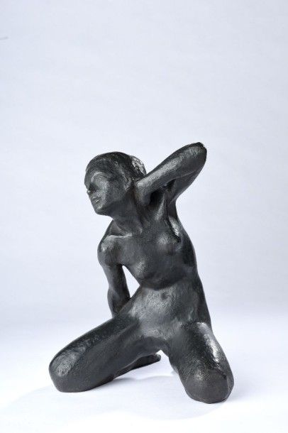 null Jean FREOUR (né en 1919). Jeune femme à genoux. Bronze à patine brune, signé...
