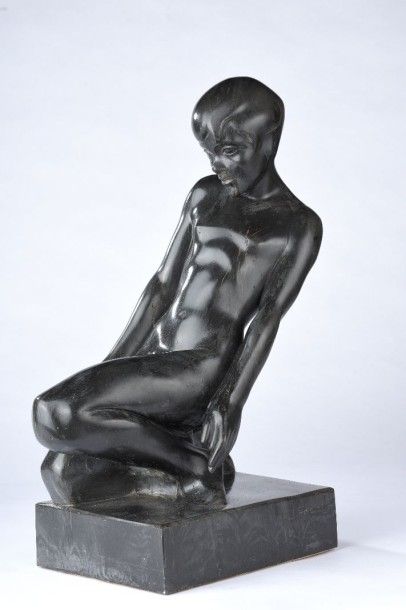 null Jean FREOUR (né en 1919). Jeune enfant à genoux. Pierre noire sculptée, signée...