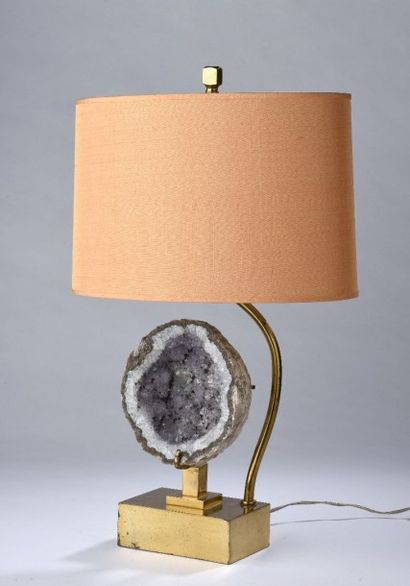 null Lampe à poser en laiton verni, le fût orné d'une améthyste. Vers 1970. Haut....