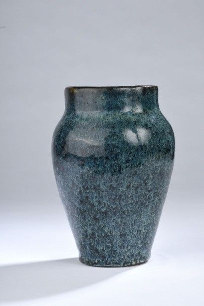 null Emile DECOEUR (1876-1953). Vase renflé à col droit en grès émaillé bleu nuit....