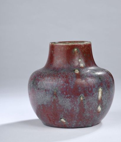 null Edmond LACHENAL (1855 - 1930). Vase boule à col droit en grès émaillé rouge...