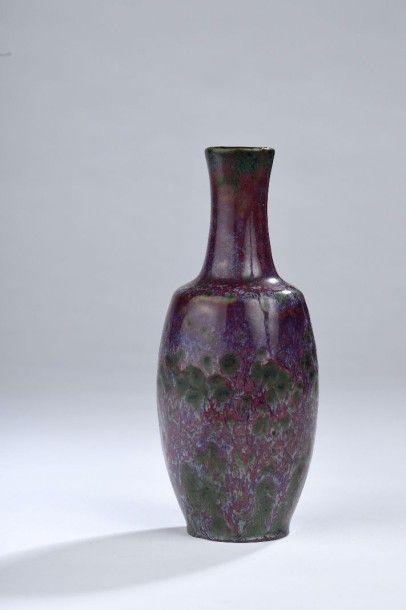 null Adrien DALPAYRAT (1844-1910). Vase bouteille en grès émaillé violine à irisations...