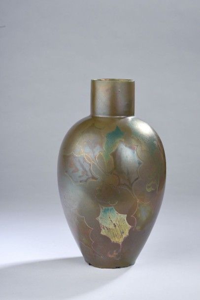 null Louis MAUBERT (1875 - 1949). Vase ovoïde en grès émaillé à décor irisé de feuilles...