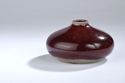 null Roger JACQUES (1920 - 2001). Vase à panse aplatie en grès émaillé rouge sang...