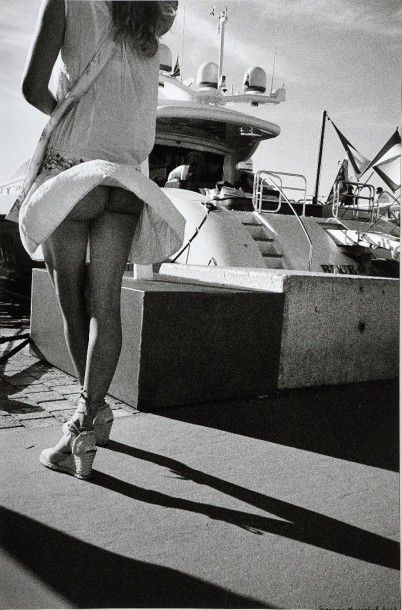 null François MARECHAL (né en 1956). La jupe soulevée. Tirage photographique en noir...