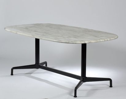 null Charles (1907-1978) et Ray (1912-1988) EAMES. Table à plateau ovale en marbre...
