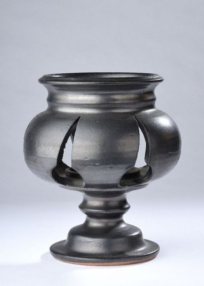 null Jean MARAIS (1913 - 1998). Vase cratère ajouré en céramique émaillée gris métallisé....