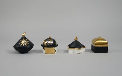 null Ensemble de quatre petites boîtes couvertes en céramique émaillée noir et or...