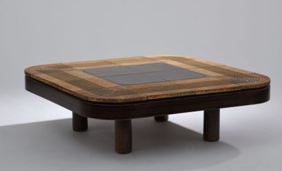 null Roger CAPRON (1906 - 1983). Table basse en contre-plaqué teinté, à plateau carré...