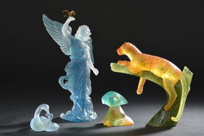 null DAUM France. Ensemble de quatre figurines en pâte de verre de couleur soit une...