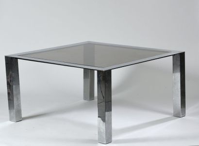null Table à plateau carré en verre légèrement fumé et piétement en aluminium chromé...