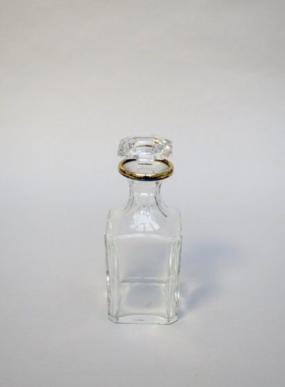 null BACCARAT. Carafe et son bouchon en cristal moulé, le col liseré or (usures)....