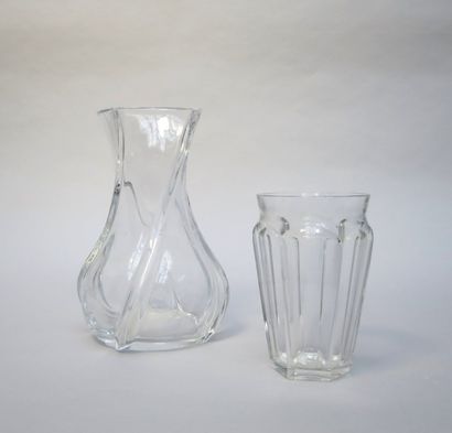 null BACCARAT. Ensemble de deux vases en cristal moulé, l'un modèle Serpentin, l'autre...