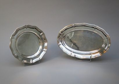 null Deux plats en métal argenté à bordure contournée, l'un circulaire, l'autre ovale....