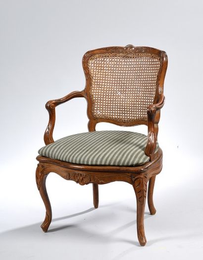 Un fauteuil canné de l'époque Louis XV avec...