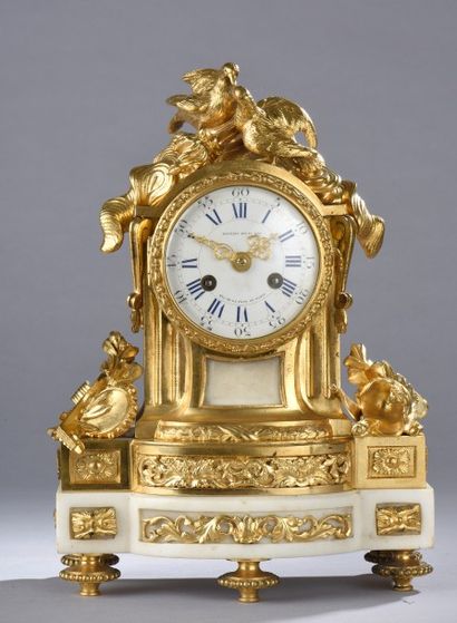 null Petite pendule en marbre blanc et bronze doré, surmontée d'un couple de colombes,...