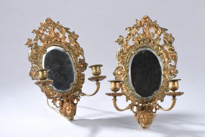 null Petit miroir à parcloses et métal repoussé doré. Style Louis XIV. On joint une...