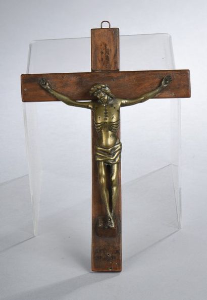 null Crucifix en bronze naturel. XVIe siècle. 