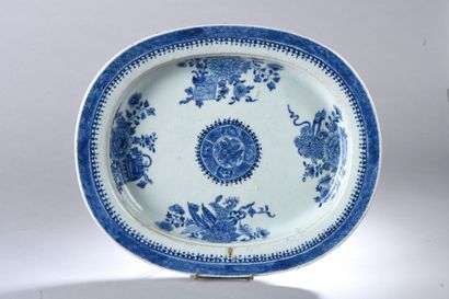 null Plat creux ovale en porcelaine de la Compagnie des Indes à décor en bleu de...