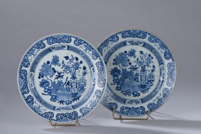 null Paire de grandes assiettes en porcelaine à décor en bleu de vases, feuilles...