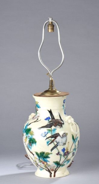 null Important vase couvert en faïence à décor en bleu de paperolles, oiseaux et...